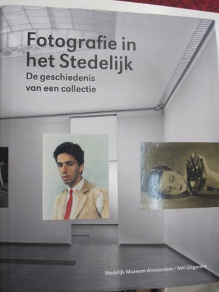 Item #36505 Fotografie in het Stedelijk De geschiedenis van een collectie. H., R. Visser Suermondt