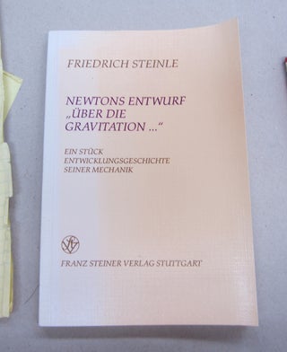 Item #67121 Newtons Entwurf "Über die Gravitation..."; Ein Stück Entwicklungsgeschichte seiner...